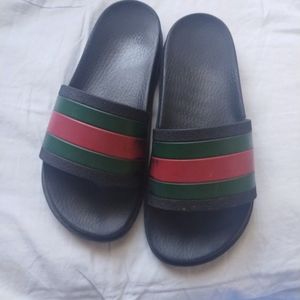 Gucci slides size 7y